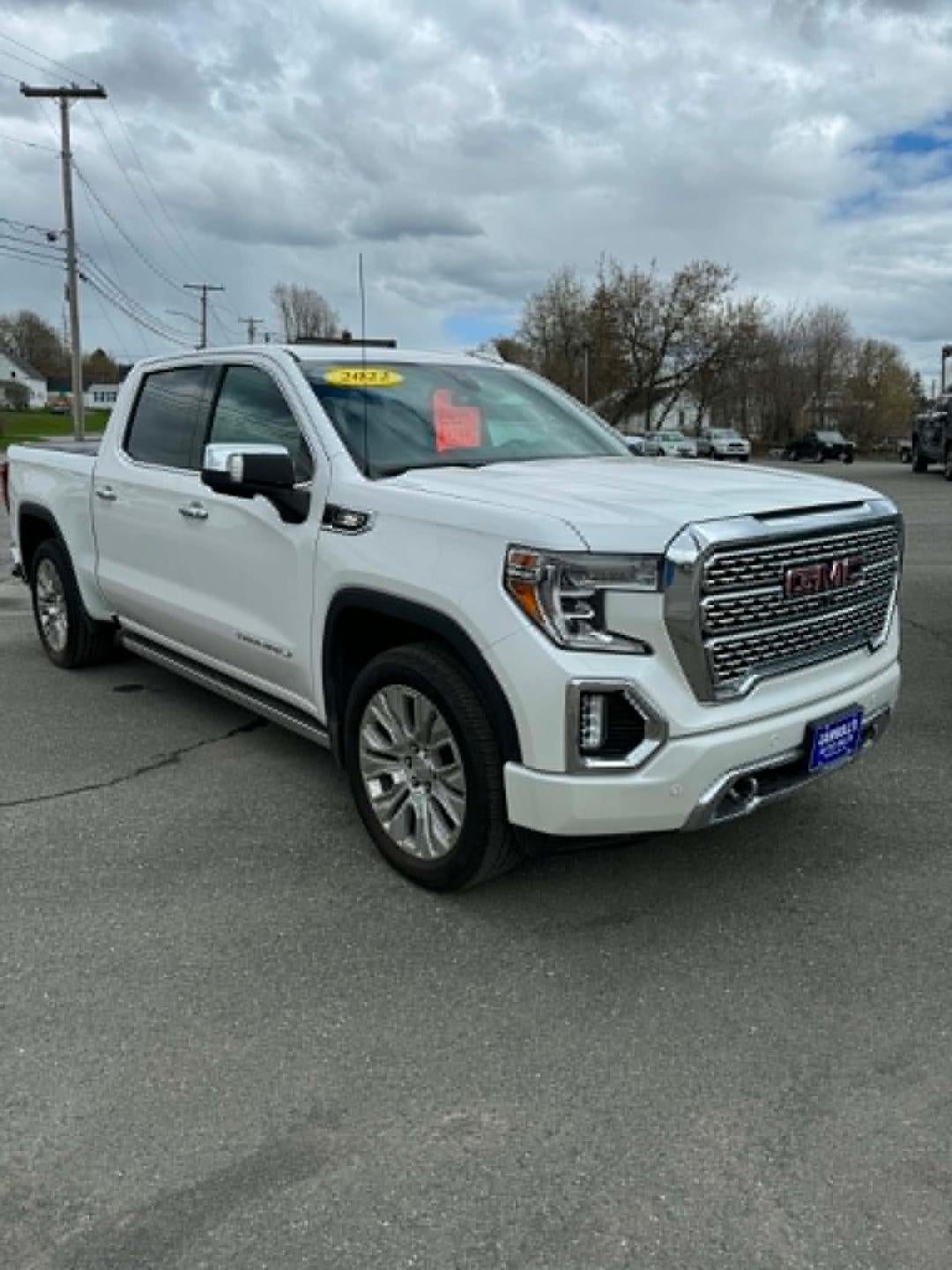 2022 GMC Sierra 1500 Limited Crew Cab Short Box 4-Wheel Drive Denali in White Frost Tricoat — front three-quarter view